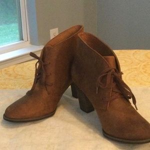NWT Clarks Indigo Heath Wren brown suede booties. Leather upper